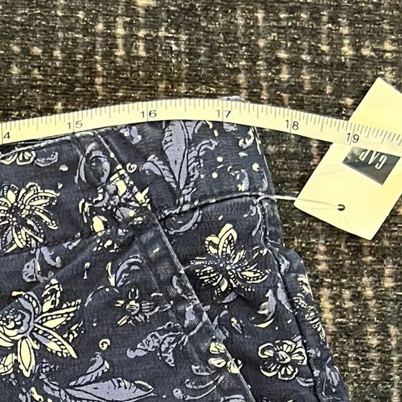 GAP Women's 12 navy floral stretch mid rise flat front zip up Summer sho… - Picture 8 of 10